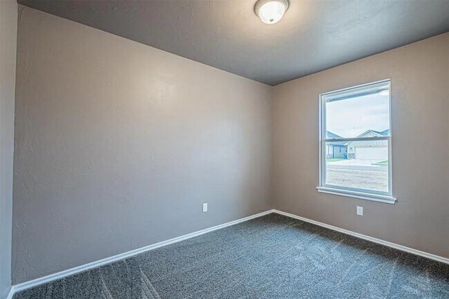 Building Photo - 1706 Highland Loop