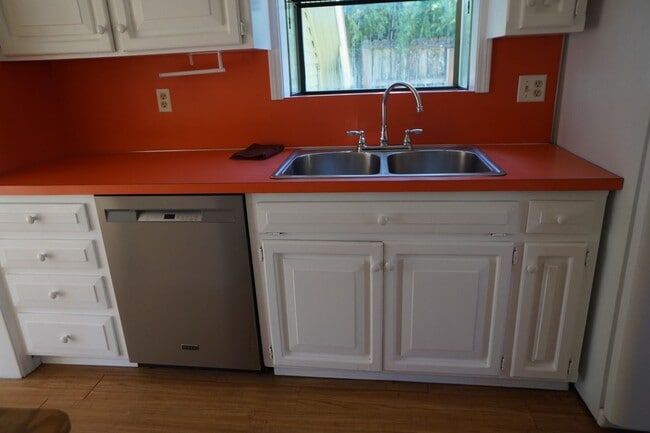 Building Photo - NE Portland 3 bedroom Rose City Park - APP...