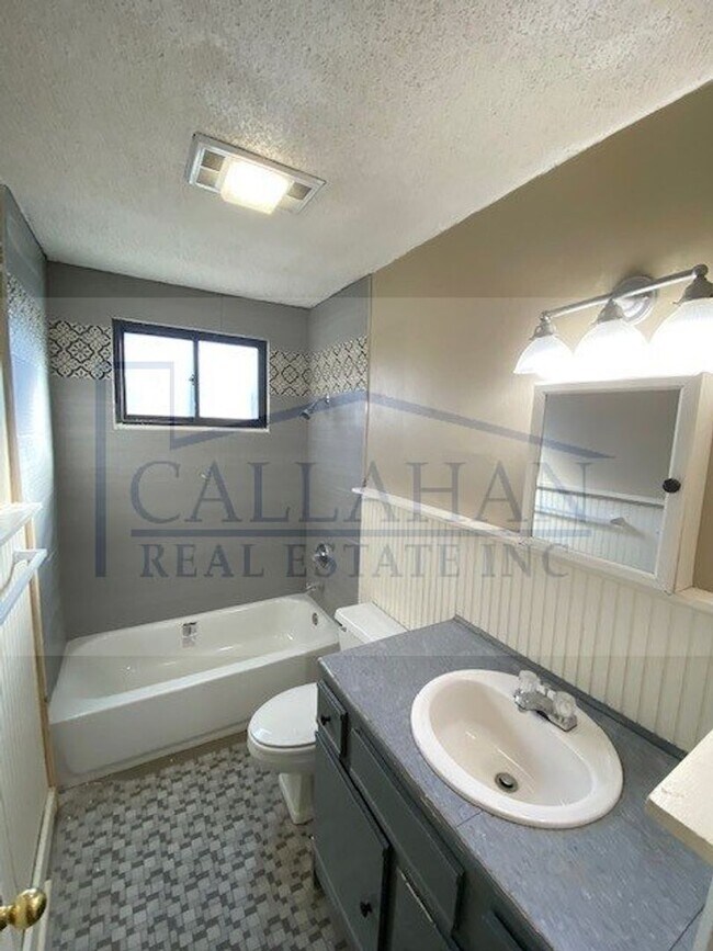 Building Photo - NLR Updated Home
