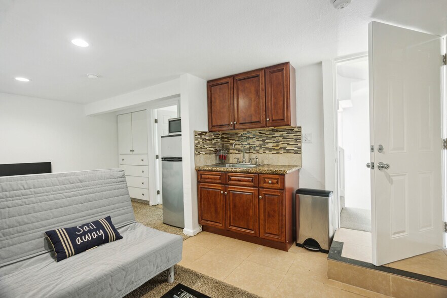 Building Photo - 1238 S Mullen Ave