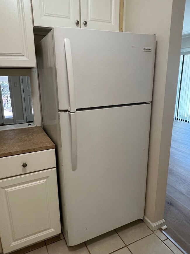 Building Photo - First Floor Forest Gardens - Walk to Beach!