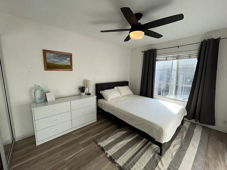 Building Photo - 3078 Broadway