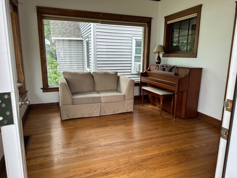 Sunroom/ Foyer Room - 524 W Shore Dr