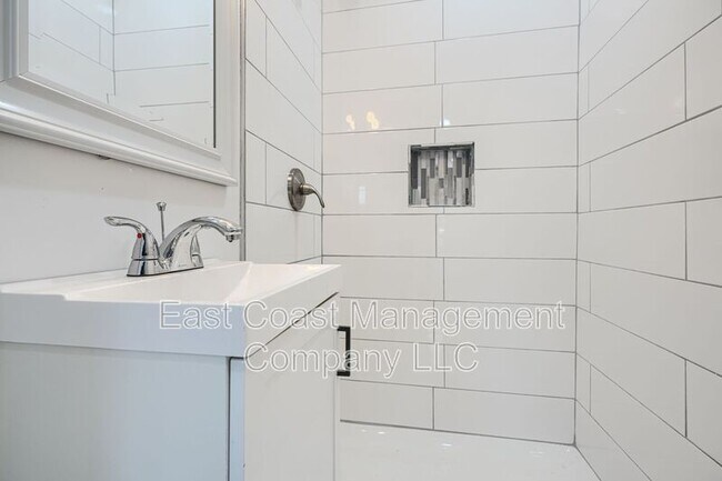 Building Photo - 1153 Sargeant St