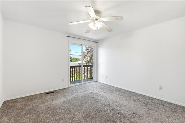 Building Photo - 3 Bedroom 2.5 Bathroom Townhouse in Southeast Boise