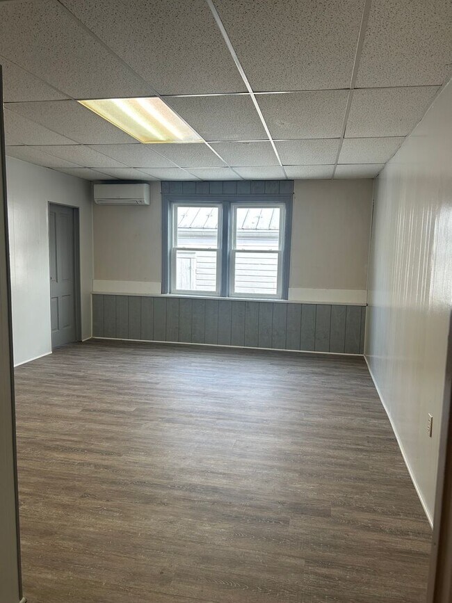 Building Photo - 27 W Seminary St