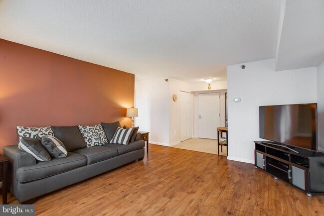 Building Photo - 1808 Old Meadow Rd