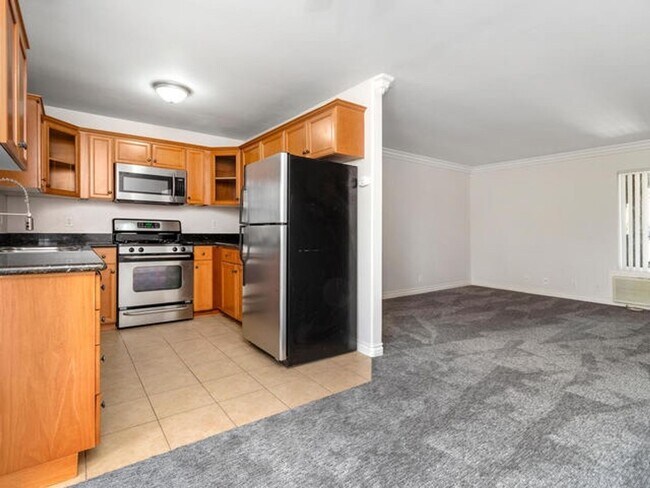 Building Photo - Beautiful Upper Level Condominium Home