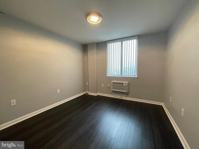 Building Photo - 3245 Rio Dr