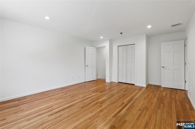Building Photo - 2 W Saddle River Rd