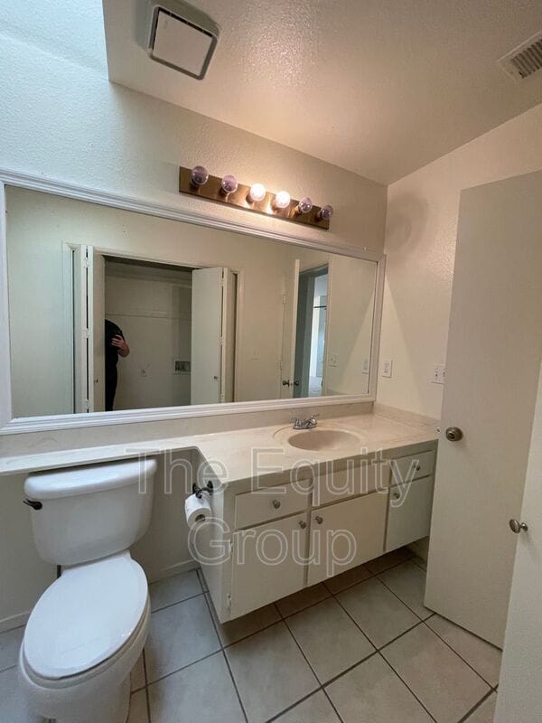 Building Photo - 1345 E Castleview Dr