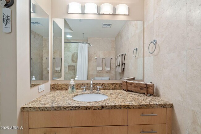 Building Photo - 7121 E Rancho Vista Dr