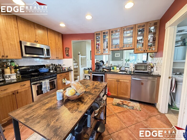 Building Photo - 22 Burton St