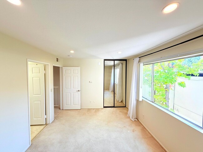Building Photo - 12251 Moorpark St