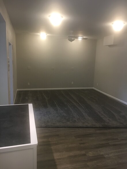 Building Photo - 400 Stephans St