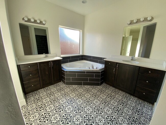 Building Photo - Beautiful 3 Bedroom Single Level Home in S...