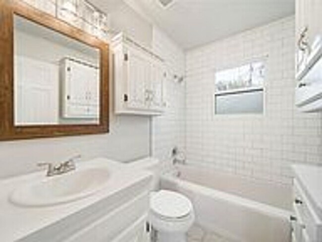 Building Photo - Updated 2 Bed 1 Bath Rental Home Tulsa