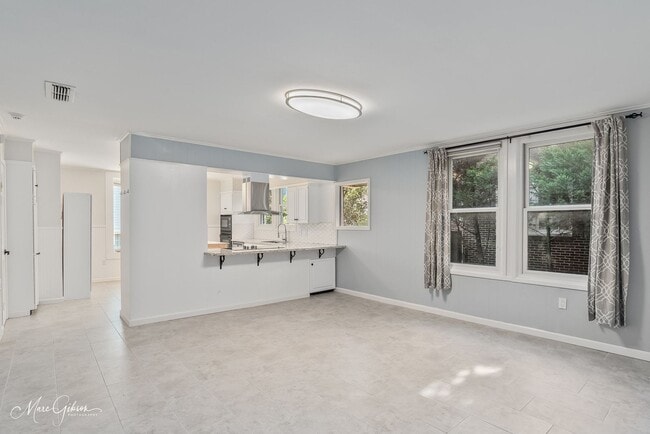 Building Photo - Beautiful 3 Bed 3 Bath