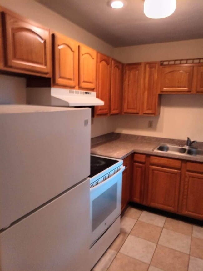 Building Photo - Convenient Cedar Hills Living Near Shopping & Major Roads