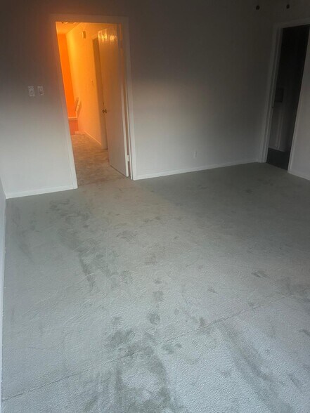 Room 1 - 916 Country Club Ln