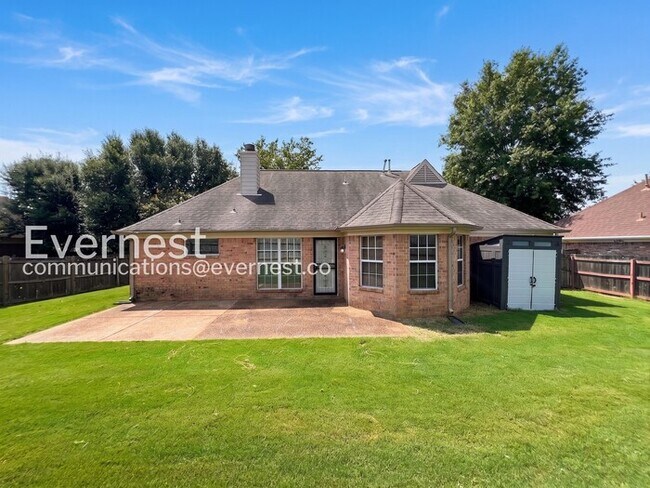 Building Photo - 3 Bed/1.5 Bath Home with Fenced Yard & Garage / Vouchers Accepted / Available Now!