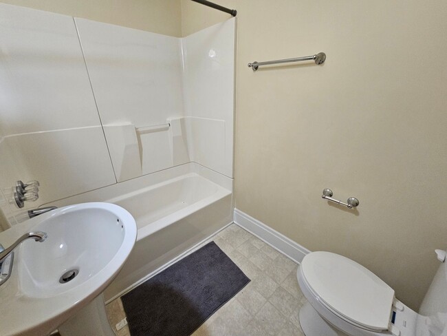 Building Photo - 3 BD / 2 BA Unfurnished