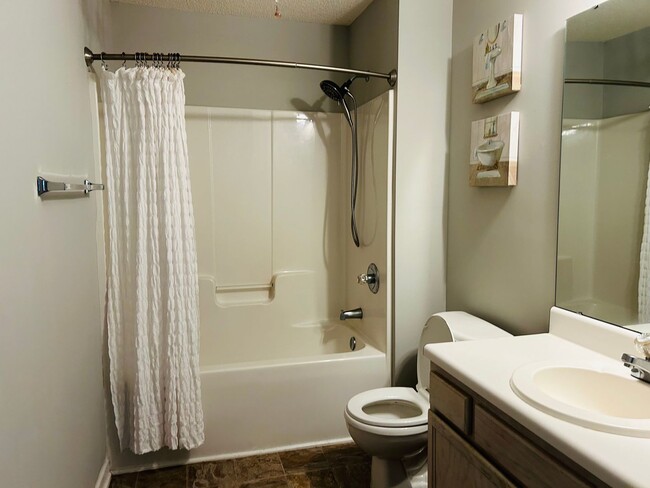 Building Photo - Beautiful Maintenance free 2 bedroom 2 bat...