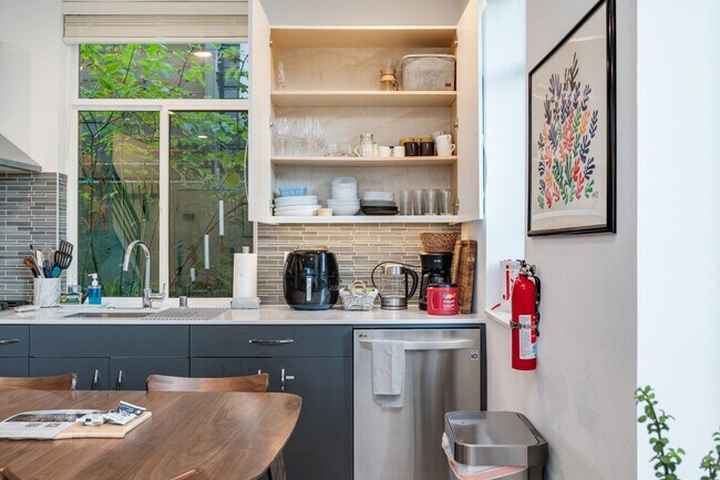 Building Photo - 764A Belmont Pl E