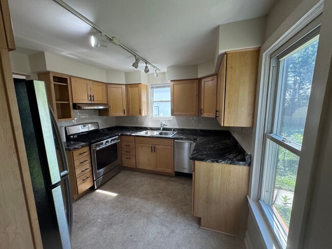 Building Photo - Gorgeous 3 Bedroom UPDATED Single Family Home
