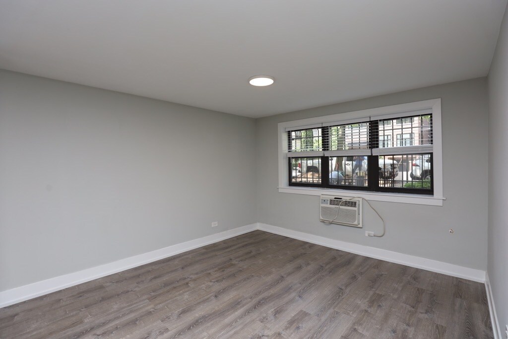 Building Photo - 448 W Barry Ave