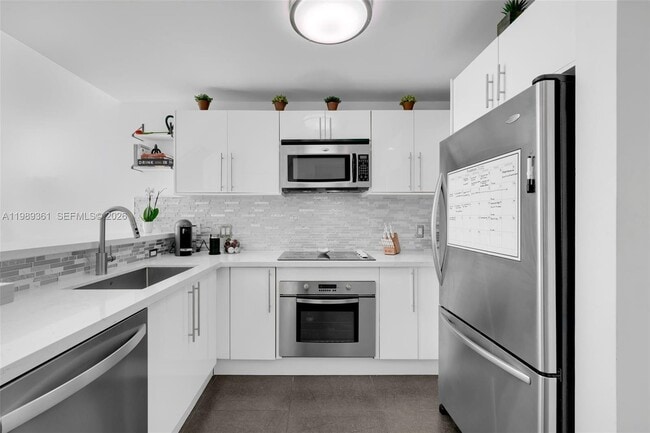 Building Photo - 300 S Biscayne Blvd