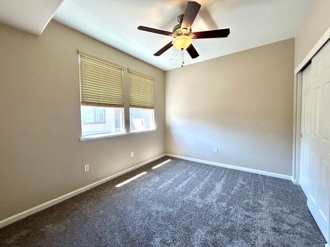 Building Photo - Beautiful 3 Bedroom Tri Level Townhome in ...