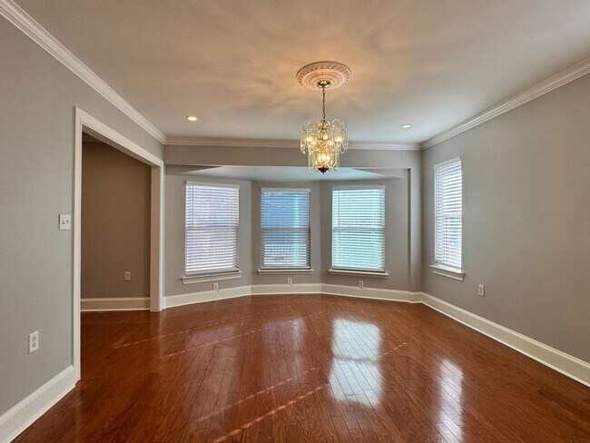 Building Photo - 627 W 2nd St