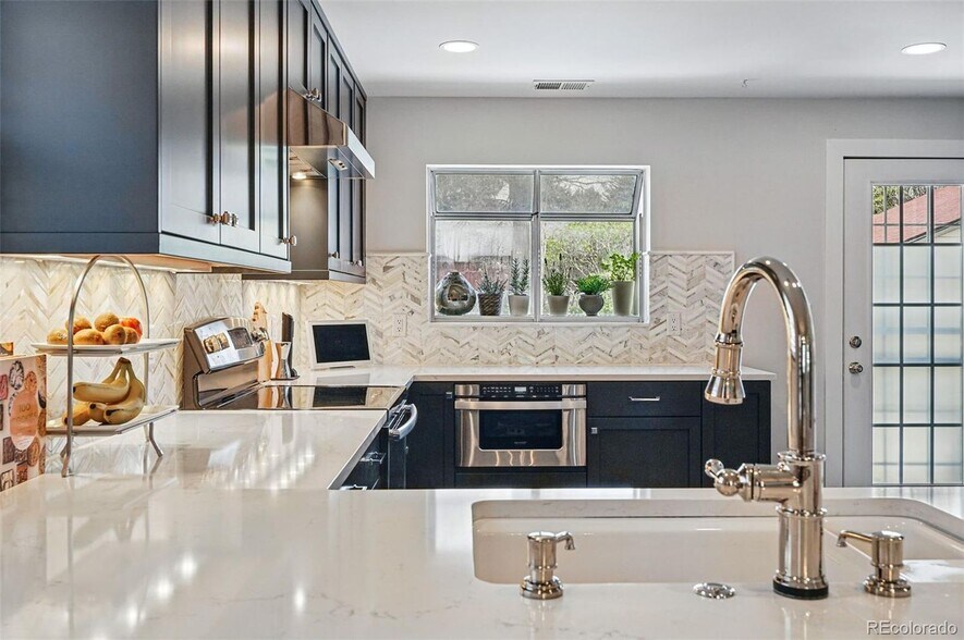 Kitchen - 796 Ivanhoe St