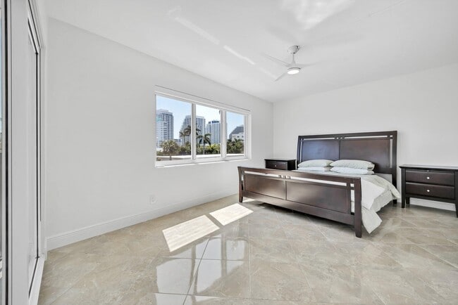 Building Photo - 720 Bayshore Dr