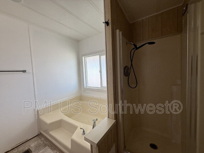 Building Photo - 622 Riverfront Dr