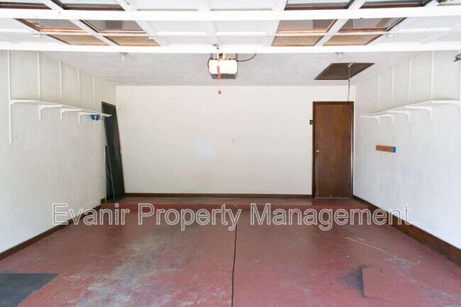 Building Photo - 3160 Honeysuckle Dr