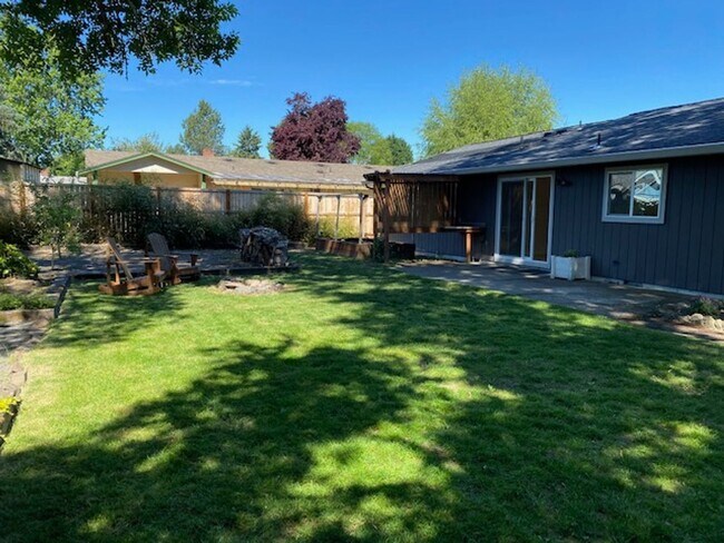 Building Photo - AVAILABLE FOR SHOWING ON 2/11