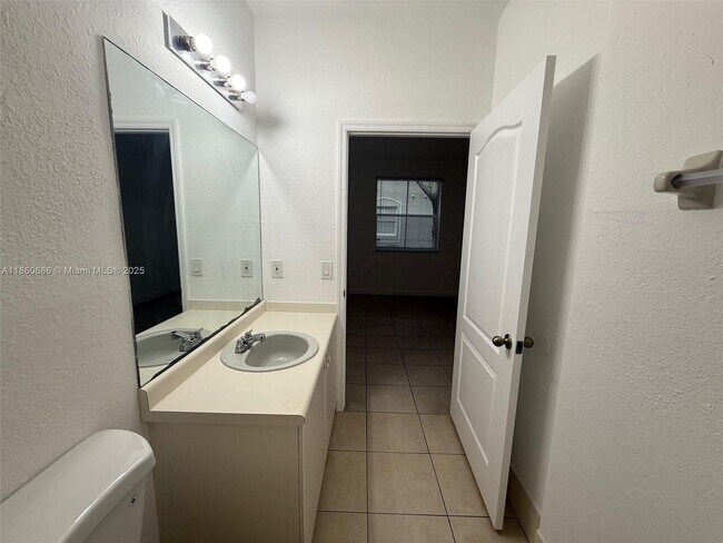 Building Photo - 1663 SE 27th Dr