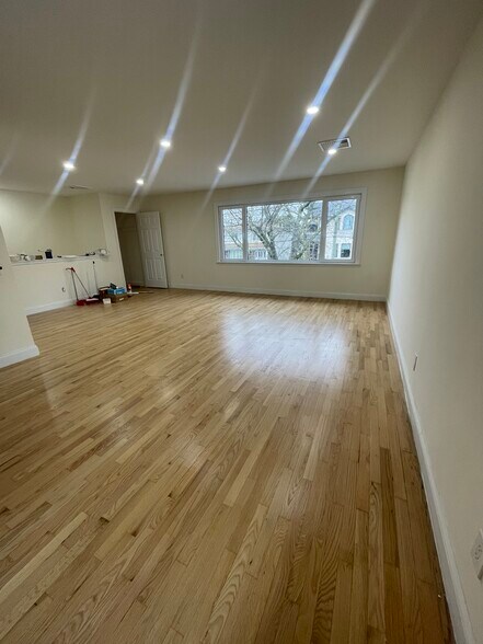 Building Photo - 160 Laconia Ave