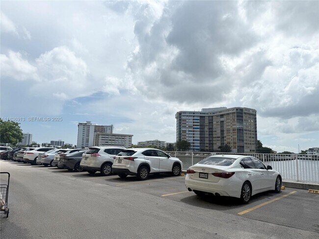 Building Photo - 1833 S Ocean Dr