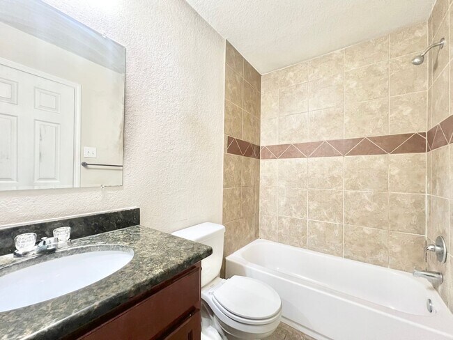 Building Photo - Lovely townhome | 3 bed/2.5 bath | End unit | near UT Medical Center/Lackland AFB/USAA!