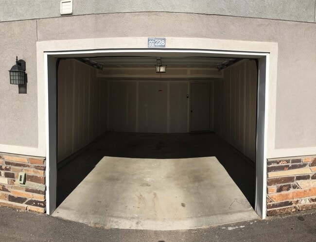 Building Photo - 3 Story Vineyard Townhome w 1 car attached...