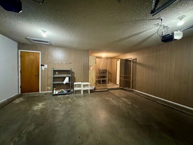 Building Photo - Centrally Located 3bed 2bath!