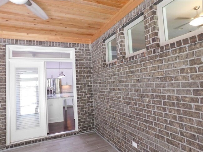 Building Photo - 330 La Perla Dr