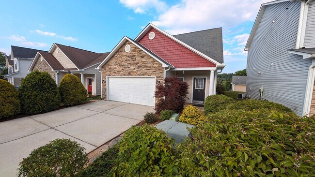 Primary Photo - 3/2.5 House in Arden Near Long Shoals Exit