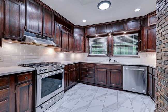 Building Photo - 3 bed 3 bath single family house