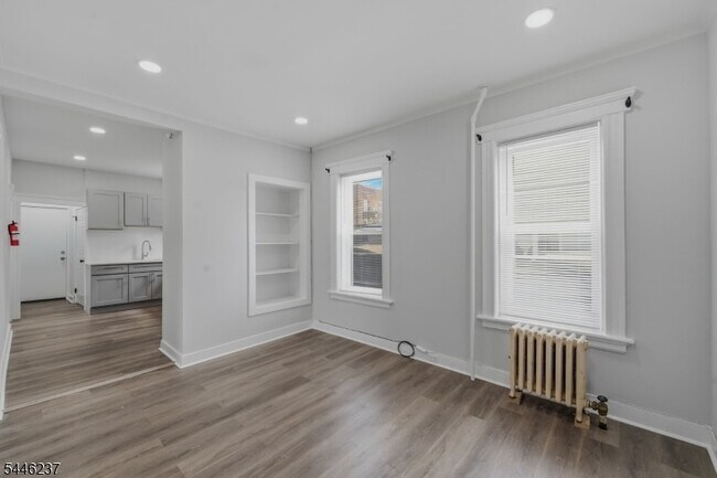 Building Photo - 489 E 22nd St