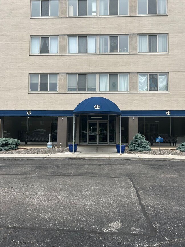 12520 Edgewater Dr 12520 Edgewater Dr Lakewood OH 44107 Apartment