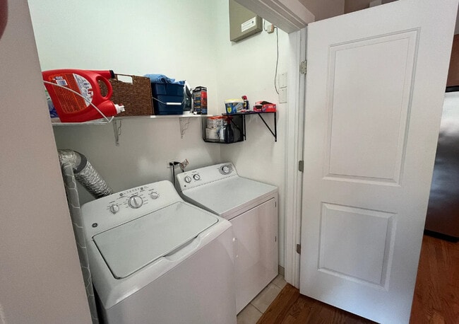 Building Photo - 2151 W Evergreen Ave